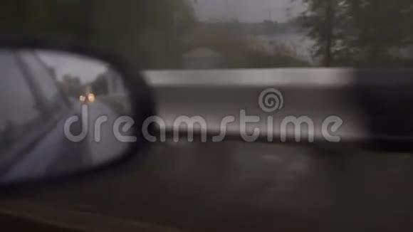 汽车侧镜上的雨滴特写视频的预览图