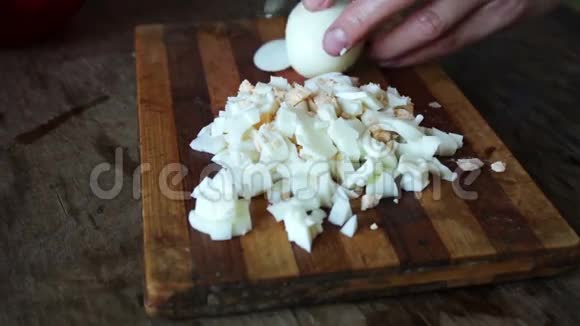 切开煮熟的鸡蛋视频的预览图