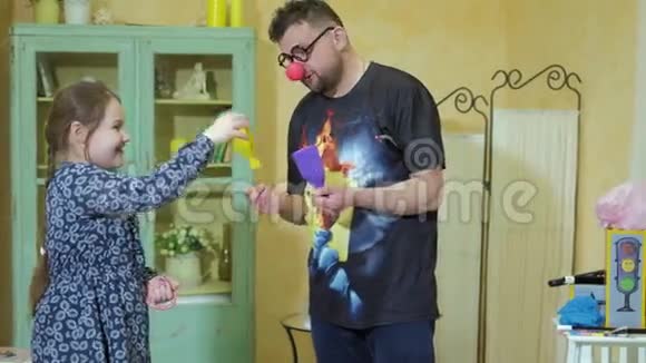 小丑给女孩看了一个魔术瓶和绳子的把戏视频的预览图