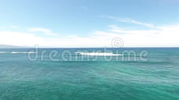 令人惊叹的空中海景全景深蓝色绿松石海洋白波水在夏季4k空中天际线景观视频的预览图