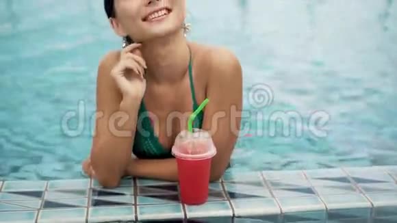 女孩微笑着喝着西瓜冰沙视频的预览图