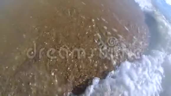 慢动作海浪与白色泡沫卷到沙滩视频的预览图
