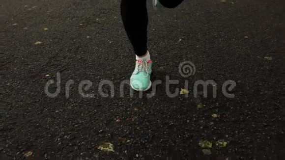 女子跑鞋运动鞋在公园路视频的预览图