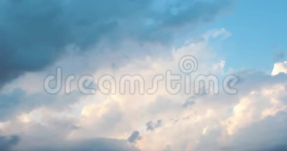 天空中多雨的粉红色云层爆炸的抽象背景视频的预览图