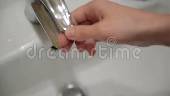 女人在浴室里用肥皂洗手特写视频的预览图