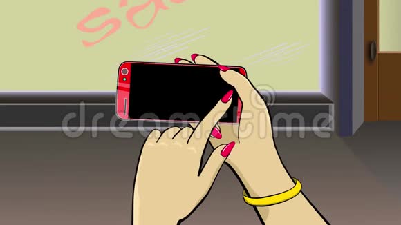 女性手中智能手机的在线折扣视频的预览图
