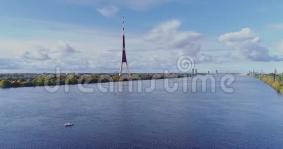 电视塔里加市Drone飞行扎库萨拉岛杜加瓦河云视频的预览图