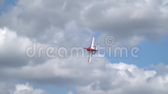 红苏31在云层中缓慢地飞行视频的预览图