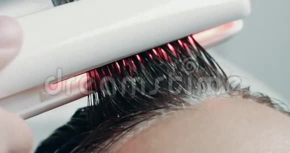 红外线头发治疗美容院的专业美发服务视频的预览图