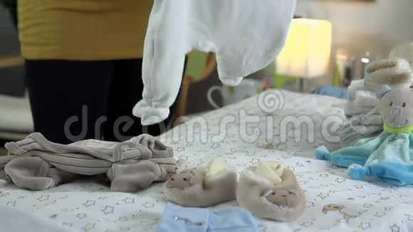 折叠婴儿衣服视频的预览图