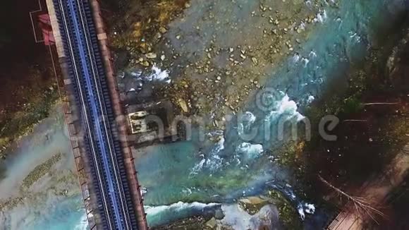 山河之上的铁路大桥视频的预览图