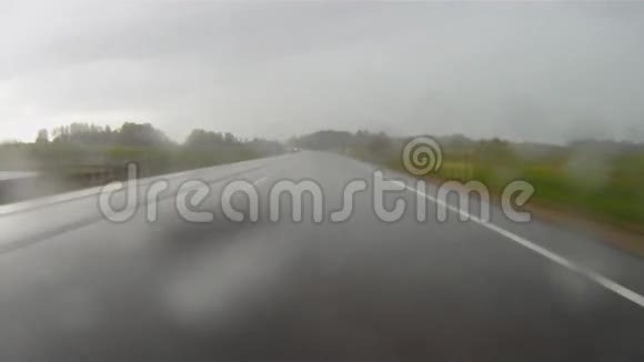 在雨中开车视频的预览图