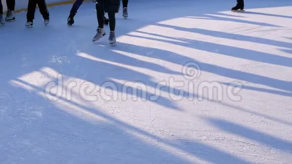 阳光明媚的一天人们正在溜冰场上滑冰慢动作视频的预览图