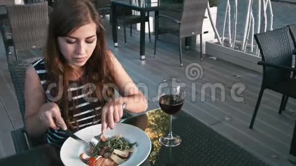 可爱的小女孩吃和喝葡萄酒视频的预览图