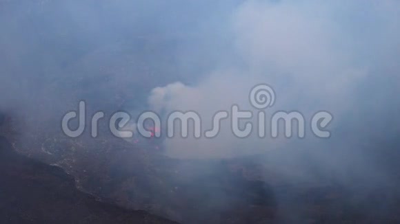 刚果民主共和国尼拉贡戈火山石坑4k空中射击白天火山气雾视频的预览图