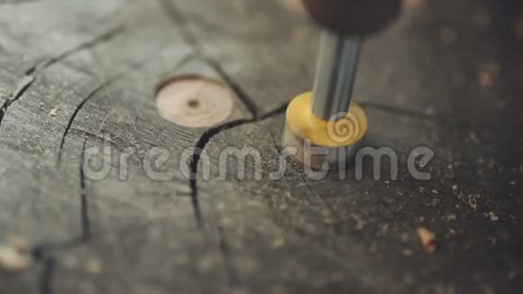 木材工业DIY人在木材中钻孔视频的预览图