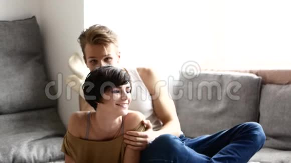 一对情侣在家一男一女相笑调戏慢动作录像视频的预览图