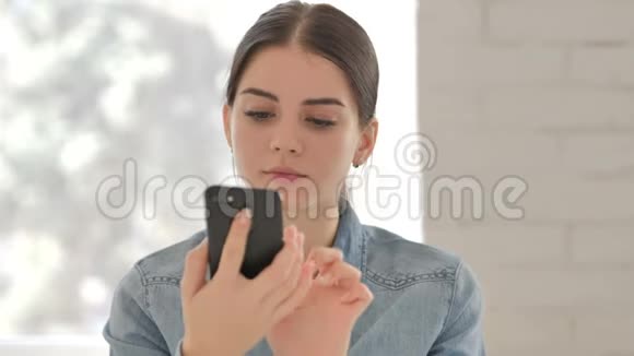少女忙于使用智能手机的画像视频的预览图
