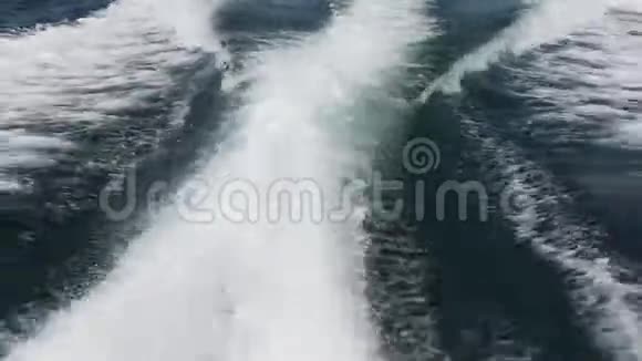 海浪飞溅游艇在海上度过暑假视频的预览图