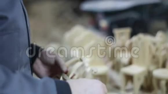 迷你手工制作木制家具视频的预览图