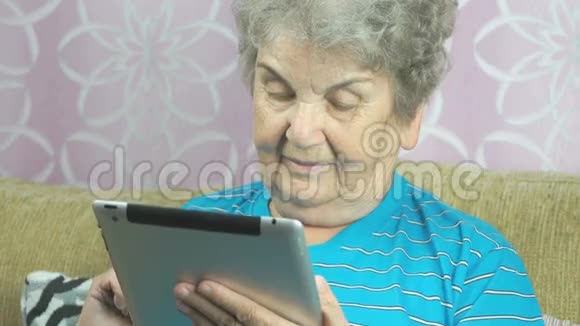 老年妇女使用电脑平板视频的预览图