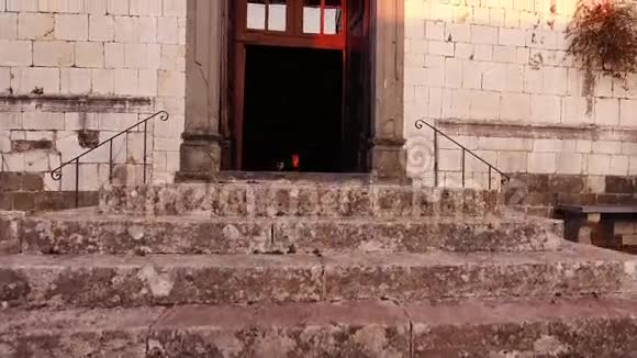 意大利托斯卡纳一座漂亮的小天主教教堂的空中镜头4K视频的预览图