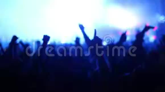 一大群人在音乐会上跳视频的预览图