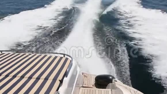海浪飞溅游艇在海上度过暑假视频的预览图