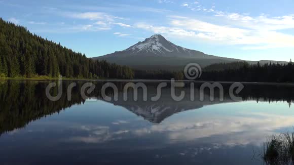 光滑平静的镜子像湖面在惊人的野生自然景观4k拍摄俄勒冈瀑布石山山脉视频的预览图