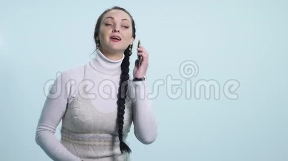 微笑着快乐的年轻女子在移动电话上交谈与白人隔离视频的预览图