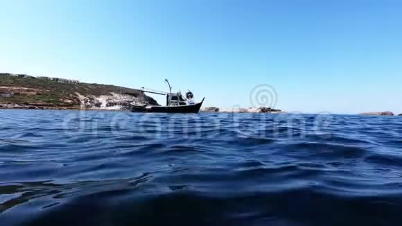 带船和蓝海的海底景观视频的预览图