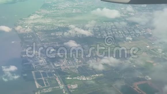 从飞机到泰国曼谷市的视野视频的预览图