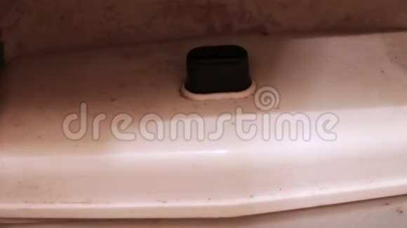 马桶水箱按钮是由水引起的视频的预览图