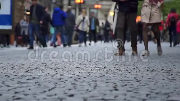 在欧洲大街上行走的人群视频的预览图