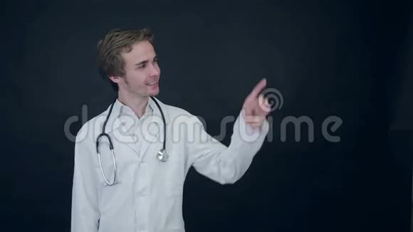 积极的医生看着镜头指着物品竖起大拇指包装好的视频的预览图