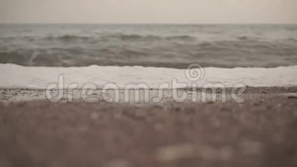 从海滩到大海的潮泡沫景观视频的预览图