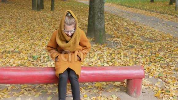 父亲长时间在长凳上等秋公园的女儿爸爸进来了她对耽搁不满意视频的预览图