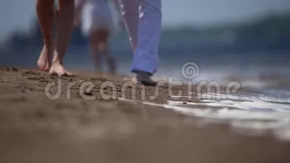 男人和女孩走在沙滩上视频的预览图