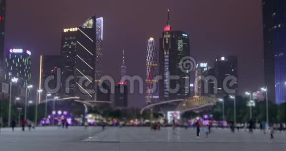 亚洲城市在晚上夜生活在大都市人们在公园里散步视频的预览图