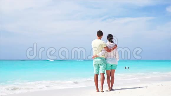 暑假期间在白色海滩上的年轻夫妇快乐的恋人享受他们的蜜月流动视频视频的预览图