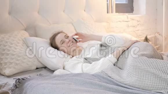 女孩躺在床上打电话视频的预览图