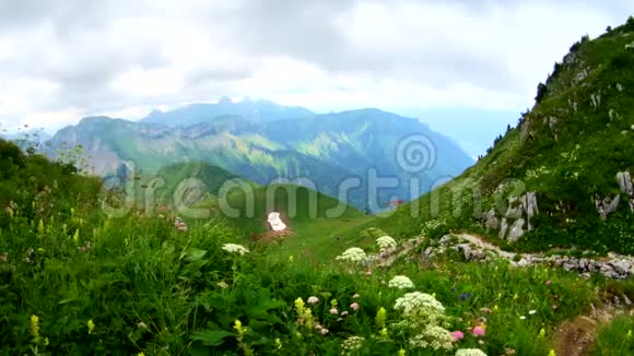 罗歇斯德纳耶附近的夏季时间山景视频的预览图