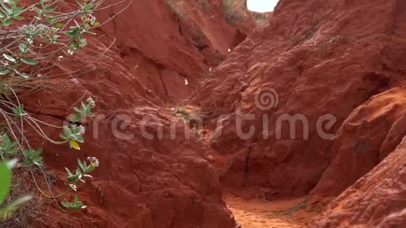 越南梅内红色沙漠中的一个小峡谷视频的预览图