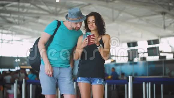 一对漂亮的夫妇在机场订出租车视频的预览图