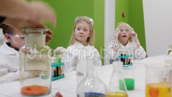 孩子们在化学课上做一个实验现代教育视频的预览图