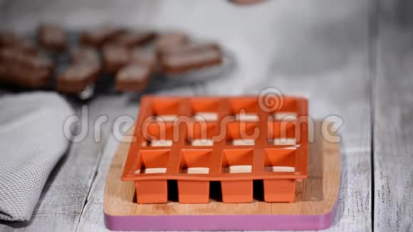 糕点厨师用巧克力慕斯填充硅胶模具做法式甜点视频的预览图