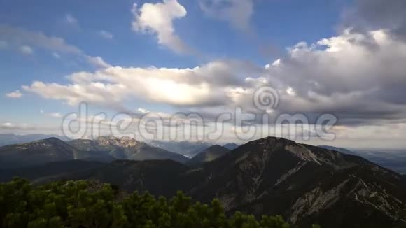 德国巴伐利亚的赫尔佐格斯坦高山景观时间流逝视频的预览图
