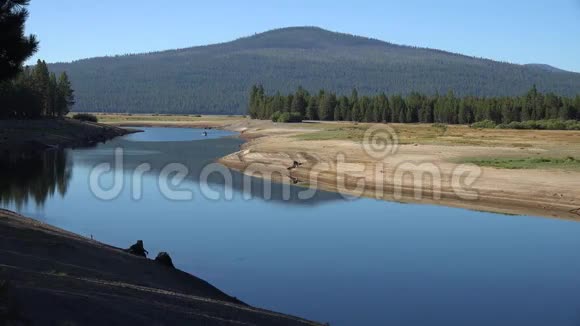 4k鸟瞰平静的河水与鸭在俄勒冈州瀑布山脉山脉覆盖深绿色森林雪视频的预览图