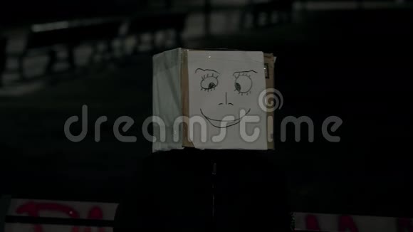 晚上的女孩戴着一个盒子头上挂着微笑有趣和积极的概念4KUHD60至24fps视频的预览图