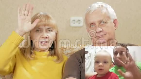 年长夫妇在网上与儿子和孙子交流皮普在屏幕上看到全家人爸爸和爸爸视频的预览图